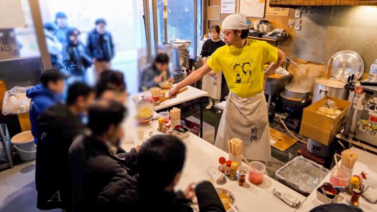 女性客）８玉食べました。圧巻の無限替玉！３時間で売り切れる東京最強豚骨ラーメン店！