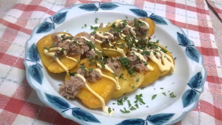 焼いたじゃがいもにツナとマヨネーズの組み合わせです。