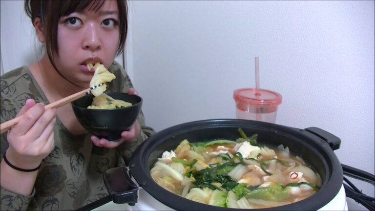 【熱々温まる】もつ鍋のモトで野菜たっぷり鶏鍋【ヘルシー】