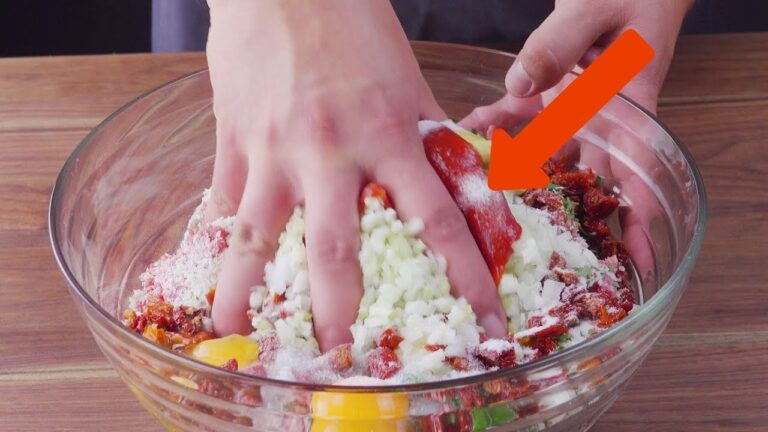 ひき肉を手でしっかりこねる。その結果に面食らう。