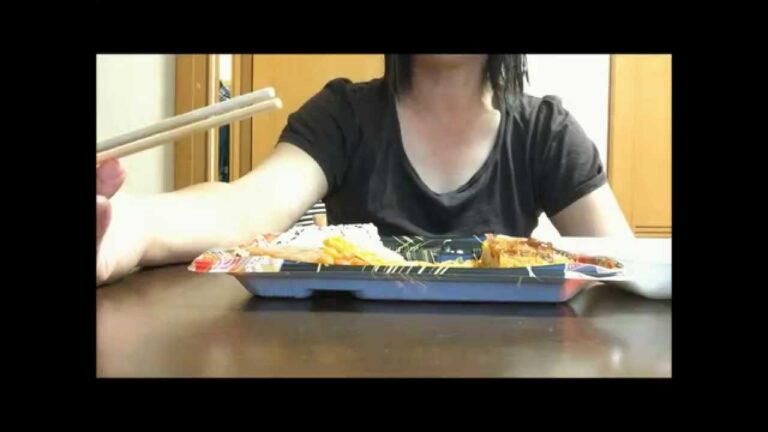 食べ動画　女飯 　ランチ　とんかつ弁当食べる女 tonkatsu bento eating