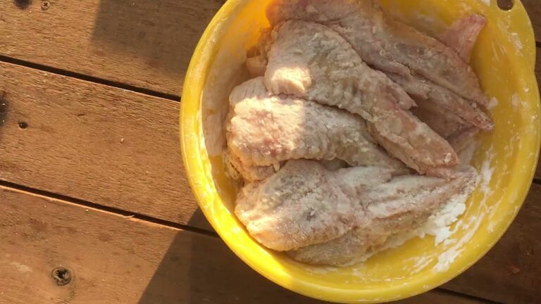 ダッチオーブンで骨抜き手羽先の唐揚げを作ってみました。