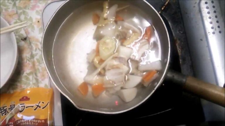 【簡単料理】レトルト冷凍食品の豚汁の具を使ってインスタントラーメンを作ってみた