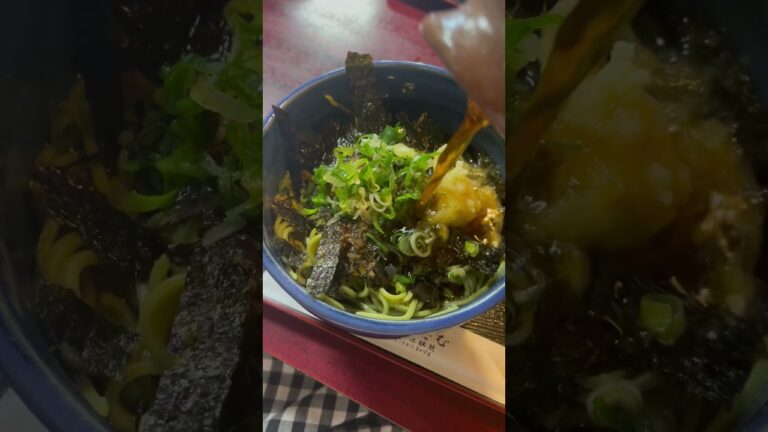 創業105年の老舗の蕎麦に感慨深く、つゆをかけてみたら