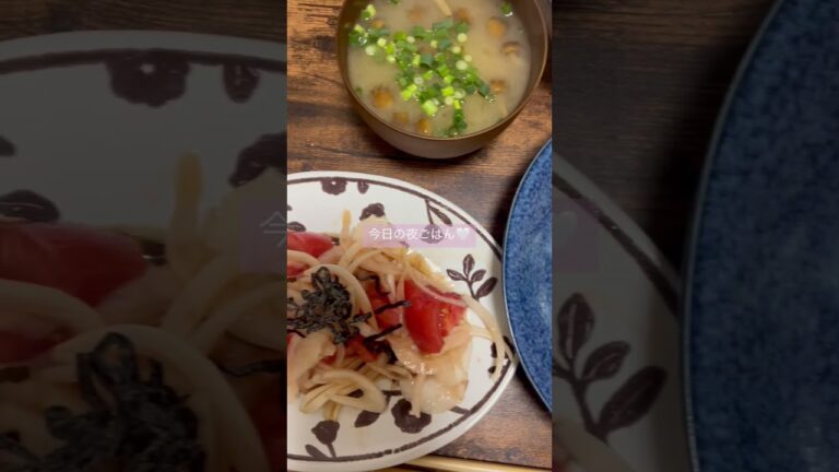 今日の夜ごはん🤍きくらげの卵炒めとトマトと新玉ねぎのハニーマリネでした🍯🌼