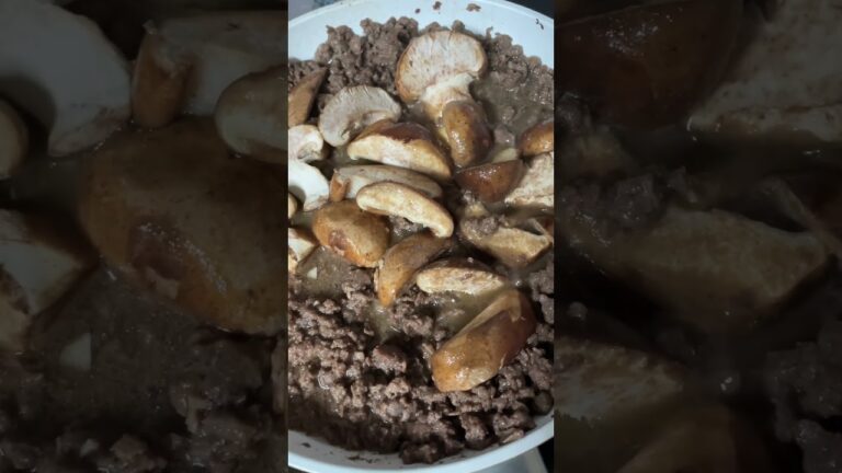 今日の朝ごはんはこれ！肉厚キノコと牛ひき肉🐃600円四人前美味美味。クセになる味