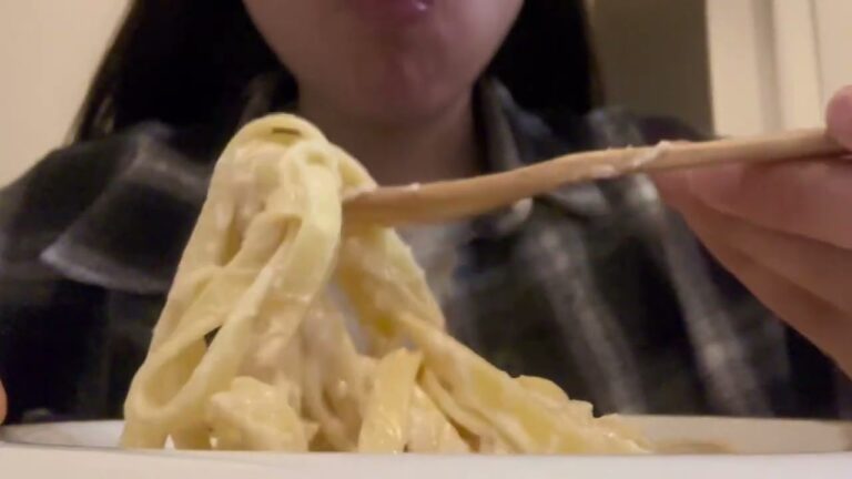 [咀嚼音][asmr]寝起きでたらこクリームパスタを頬張る。