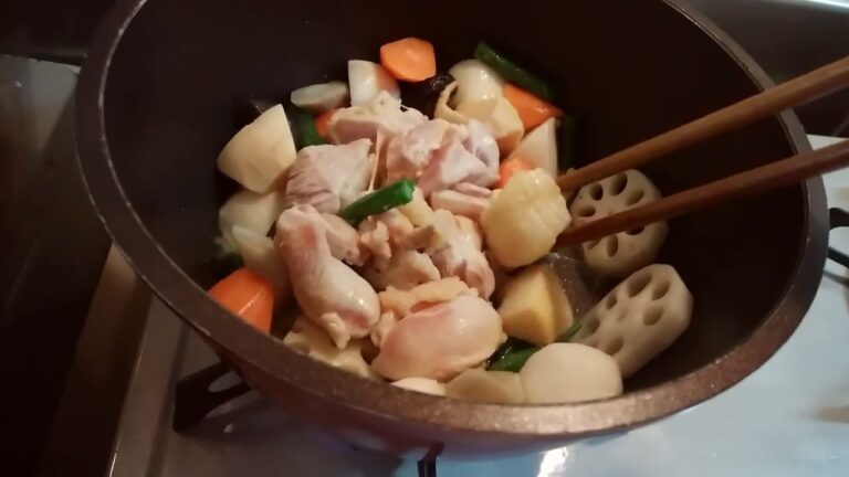 夜中に鶏肉と根菜の煮物を作る