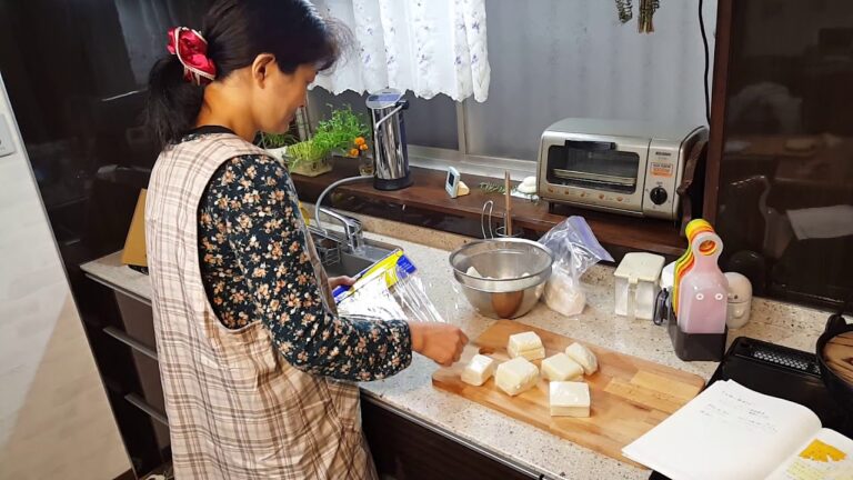 せっせとお餅を備蓄するシマいリス。【お正月ファイナル】