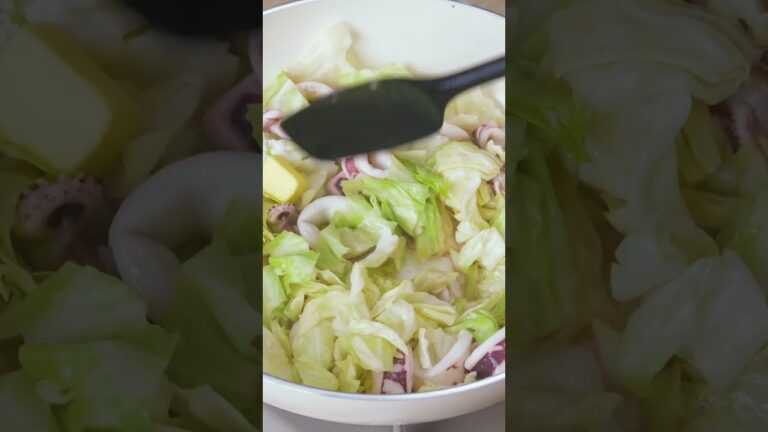 イカとキャベツのガリバタ炒め | Stir fried squid and cabbage with garlic butter #ガリバタ #ガーリックバター #イカ #いか #キャベツ