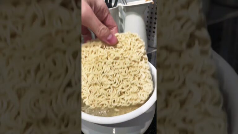 【パック麺】野菜炒め盛りラーメン【レシピ】#男子ご飯 #料理男子 #料理勉強中 #おうちごはん #クッキングラム #自炊男子 #よるごはん日記暮らしを楽しむ #暮らしを整える