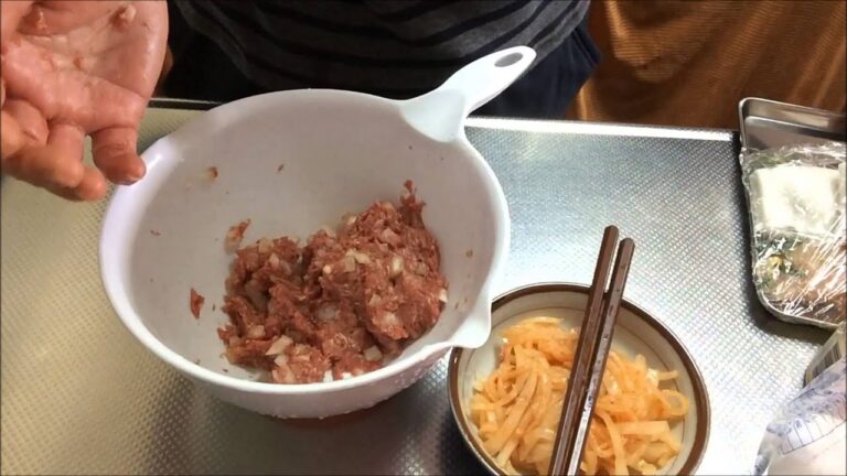 簡単お弁当のおかず　キムチ入りハンバーグ　たまごとパン粉なしでもふんわり！How to make kimchi containing hamburger