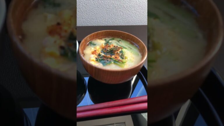 今日の朝食。納豆ご飯と小松菜と卵のお味噌汁。#一汁一菜