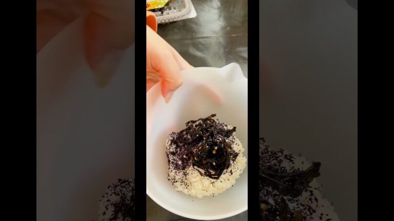 おにぎり【ゆかり✖️ごま昆布】 #food #かんたんレシピ #おにぎり #お弁当 #あさごはん #shorts