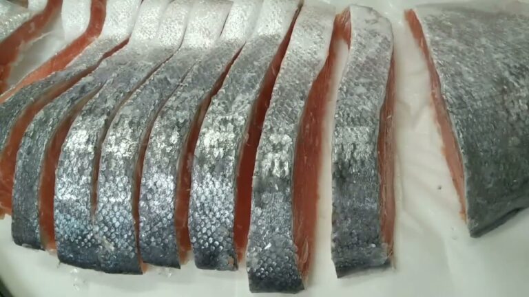 コストコ塩鮭をカットする