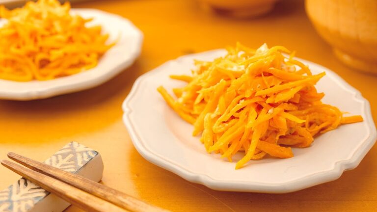 【材料1つだけ】レンジで超簡単！作り置きもできる『にんじんサラダ』
