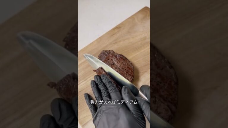 【おうちで筋肉食堂】 牛ヒレ赤身肉のステーキの作り方エネルギー...300kcal　糖質…1.9g　脂質…13.3g　たんぱく質…45.0g　是非お試しを～✨