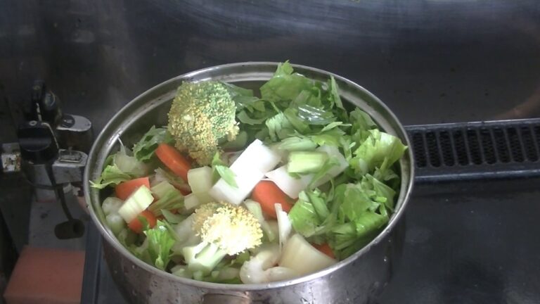 「貧乏生活」野菜スープを作ります。セロリ(葉っぱも）、にんじん、キャベツ、ブロッコリー、ねぎ、「簡単に、安く、自然に」
