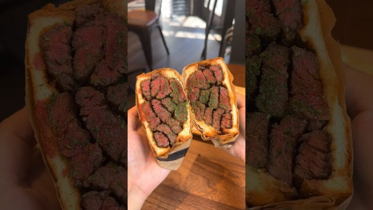 レアステーキをガッツリ詰めたミートサンド！肉肉しい味わいがたまらない【ステイブラー：東京恵比寿】