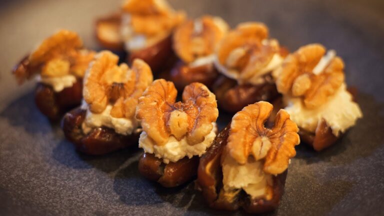 【簡単おつまみ】デーツとクリームチーズのおつまみ Cream Cheese Stuffed Dates with Walnuts