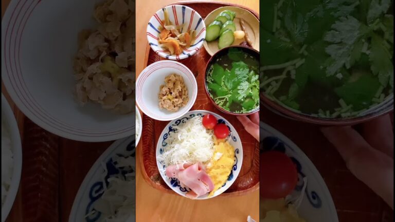 ベーコンと刻みキャベツと生のトマトを添えたスクランブルドエッグで朝飯