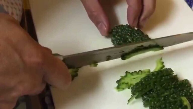 ビタミンたっぷりダイエット料理、夏バテ、熱中症に効く‼️ 美味しすぎるゴーヤチャンプルーの作り方（クックマンとさっちんのラブラブクッキング）