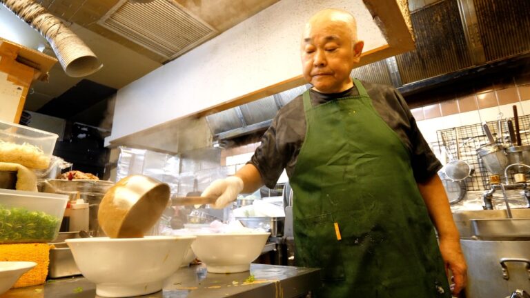 夫婦で営む超濃厚ホルモンラーメンに爆食いアニキが喰らいつく！