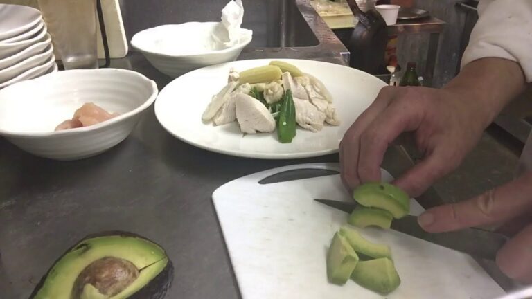 鳥とアボカドのサラダ。宴会、パーティー肉バル。岡山駅前洋食屋