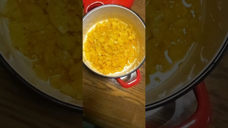 下準備完了の柚子のかわ　鍋に移し+たっぷりハチミツ(砂糖)→極弱火　丁寧に慎重に　焦がさないように　煮詰める→柚子のかわのマーマレード→これ‼️一度試せばヤミツキ＝マドレーヌと食べ合わせてミテ👍🤒