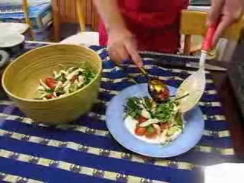 蒸し鶏とパクチーのサラダ (ベトナム料理）