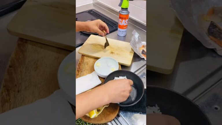 YouTube史上最速で鮭の皮握って食べる男