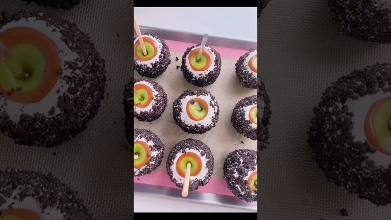 Delicious Oreo Caramel Apples Treats #caramelapples #oreo
