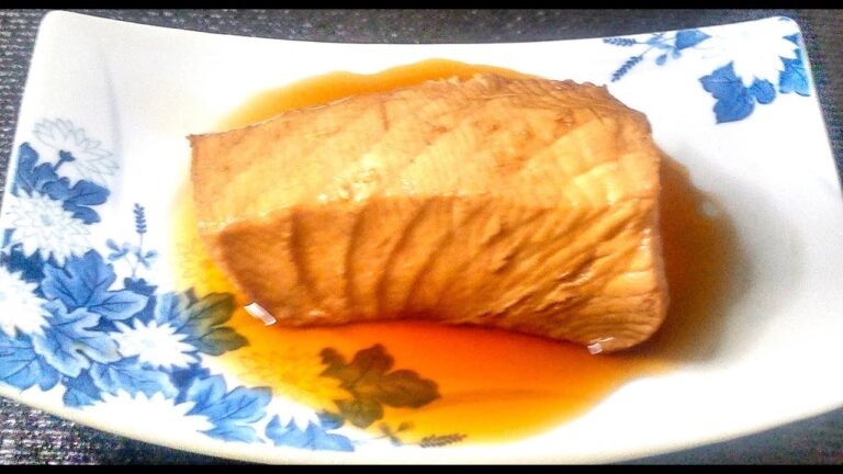 キッチングランパ流　モウカザメの煮付け（Braised salmon shark）