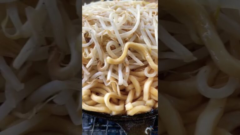 【キャンプ飯】焼くだけ簡単なもやしとニンニク醤油ラーメン【ジャンクフードの権化】 #shorts