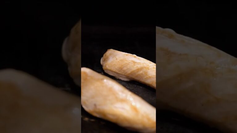 【筋肉食堂】おススメの逸品『鶏ムネ肉グリルステーキ』（成分）255kcal／P:46.6g／F:8.8g／C:0.2g筋肉食堂のムネ肉ステーキはどうしてプリっぷりなのか？是非お店でご賞味ください！