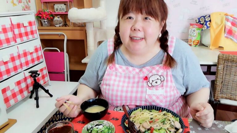 【アラフィフちょーおでぶ】昼御飯にフィッシュソーセージと小松菜と舞茸のペペロンチーノ＆カニカマと胡瓜とわかめの酢の物を食べる！😋
