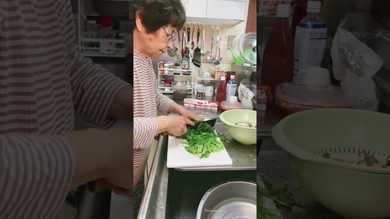 ９３歳おばあちゃん、今朝の味噌汁はホウレンとシメジ🥬