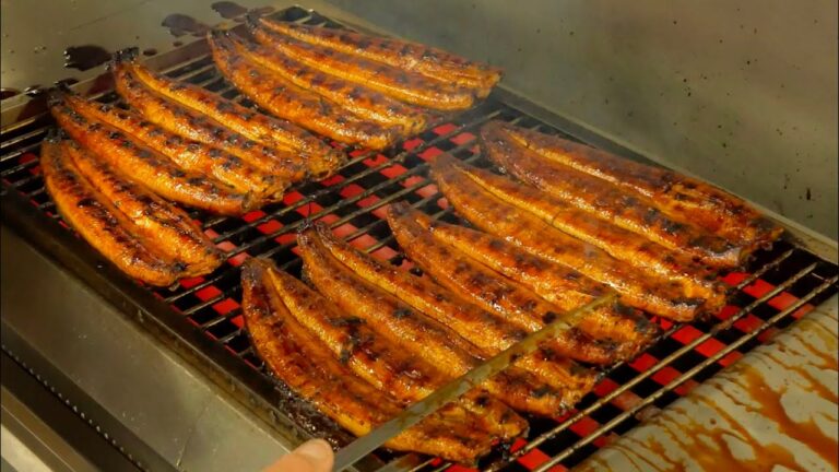 鰻の骨から出汁を摂り、拘りの醤油を使った九州タレで焼く。うなぎのセイロ蒸し