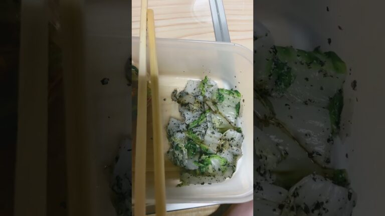 会社の食堂のオカズシリーズ白菜のおしたしで青のりかふりかかっていて、薄味のバター風味だが醤油をかけても不味い。普通に白菜の茹で物の方が美味しい。バターが余計な味をだしている2023年7月21日(金)