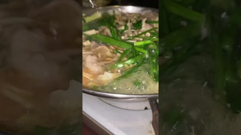 この暑い夏は鍋っしょ！って流石に熱すぎた#鍋#ひでぇ料理 #ひでぇ飯 #youtube #youtubeshorts #shorts#もつ鍋