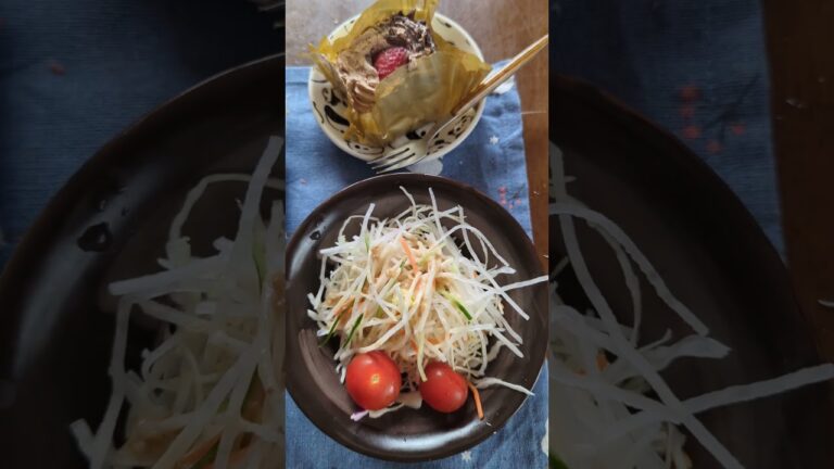 鮭の西京焼き、シラスごはん、豆腐とナスのお味噌汁、サラダ、ミニケーキ