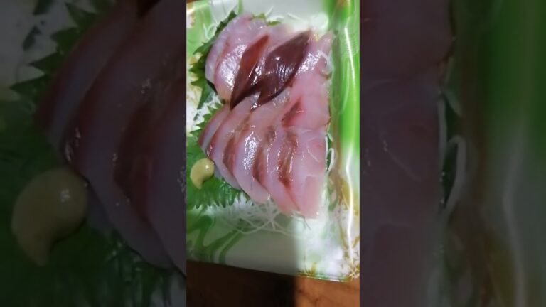 閉店前のスーパーで、驚きのお得な価格で刺身を見つけました。100円で美味しい刺身を手に入れました。