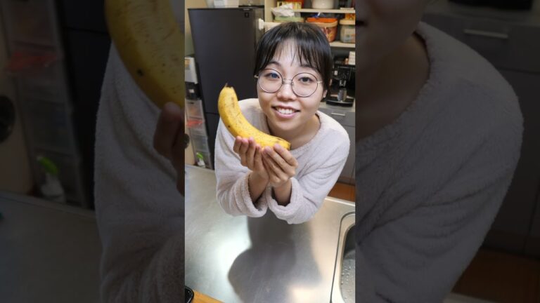 【ライフハック】バナナを包丁なしで半分にする方法　生活の知恵　二等分　#shorts #料理 #ライフハック