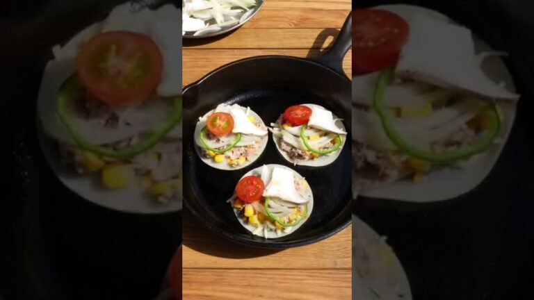 【簡単キャンプ飯】焼きマヨネーズのサバ缶コーンピザ！#shorts