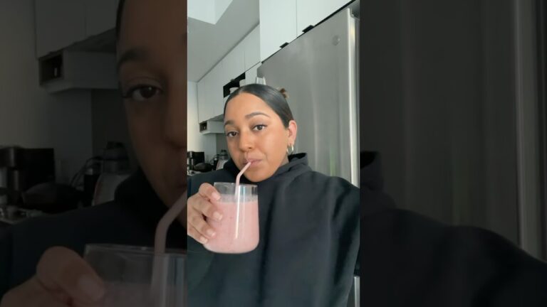 strawberry banana smoothie 🍓🍌 #smoothie #smoothierecipes #bananasmoothie #strawberrybananasmoothie