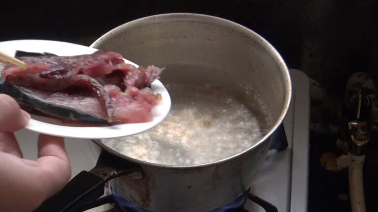 サバのアラから作る味噌汁、略してサバ味噌！