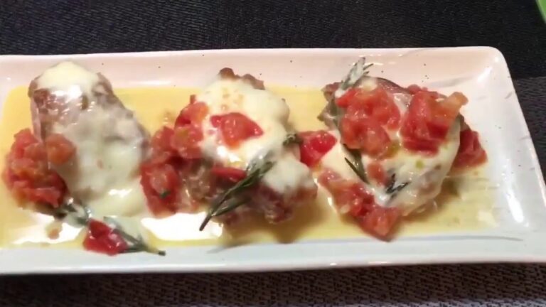 チキンの白ワイン蒸しの作り方（完熟トマトとモッツァレラを使用）