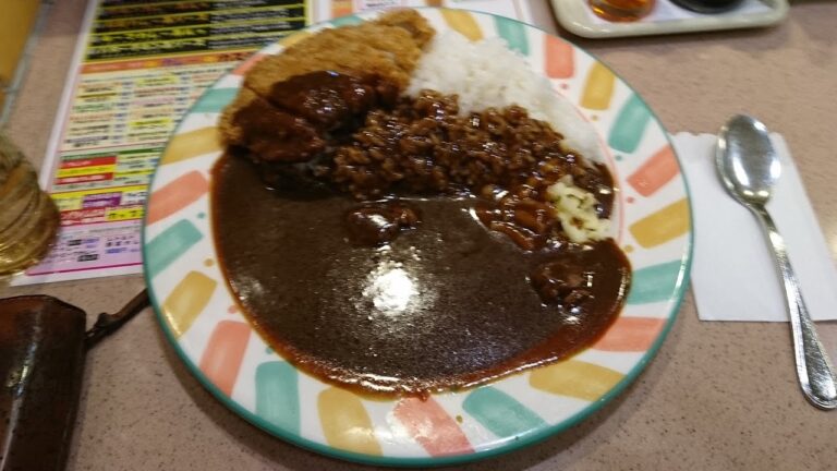 11イマサ(新宿) ビーフカレー大盛 トッピング、ロースカツ、チーズ