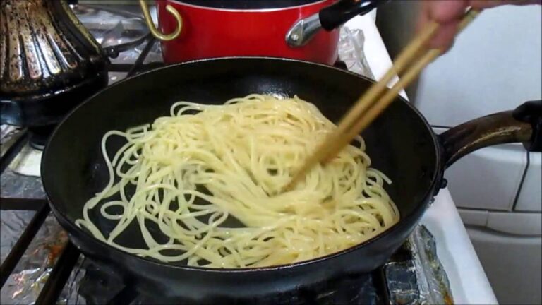 貝の酒蒸しスープでパスタ作り