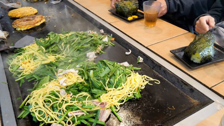 超絶焼きそばラッシュ！大食いアニキが殺到するポツンと食堂丨Japanese Street Food